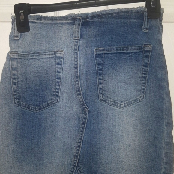 (XS/S)🆕️Dynamite Jewelled Stretchy Denim Skirt W12"× L22" - Picture 8 of 9